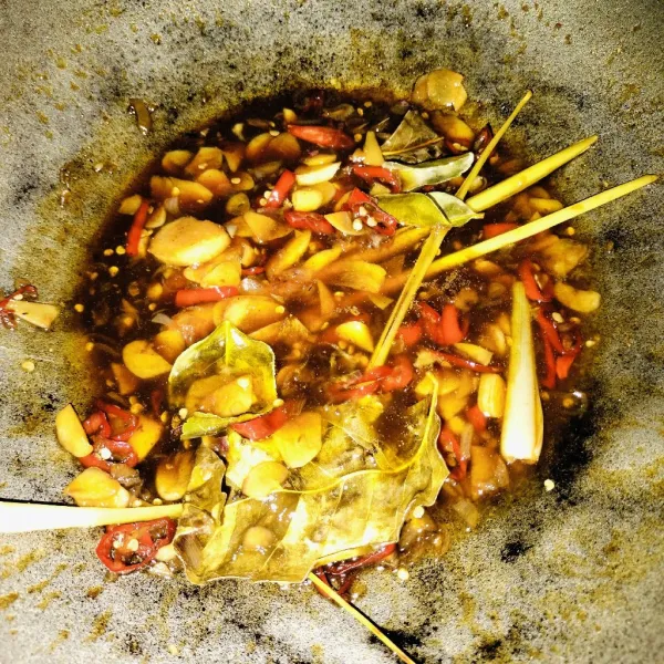 Kemudian, masukkan air secukupnya. Tambahkan gula merah, garam, penyedap rasa, gula pasir, dan kecap. Aduk hingga rata, lalu masak sampai mengental.