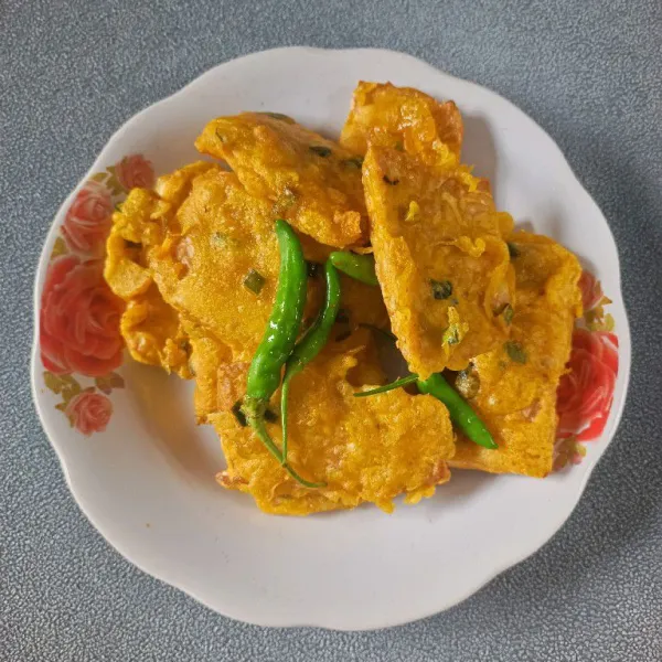 Sajikan tempe mendoan dengan cabe rawit.