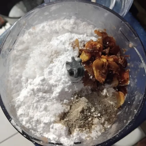 Masukan tepung, bawang merah, bawang putih goreng, baking powder, garam, kaldu, dan lada, chopper lagi hingga halus dan tercampur merata.