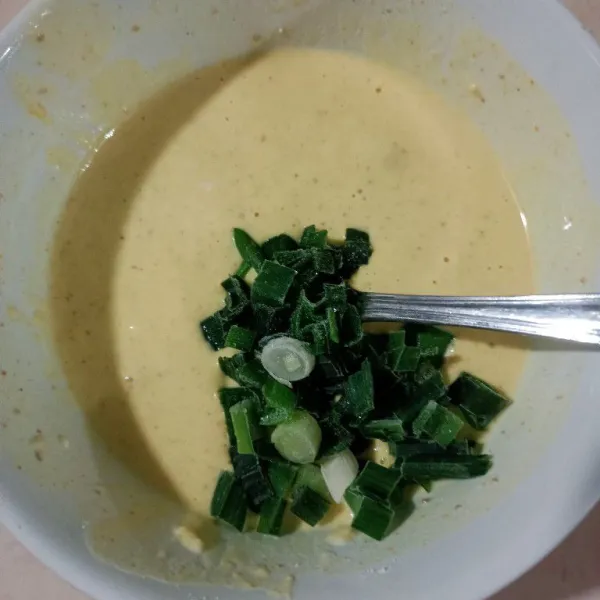 Tambahkan irisan daun bawang, aduk rata.