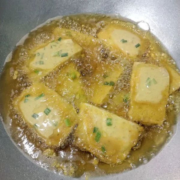 Goreng tempe hingga matang.