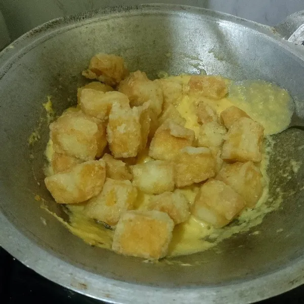 Setelah itu, masukkan tahu. Aduk sampai tertutup saus. Sajikan!