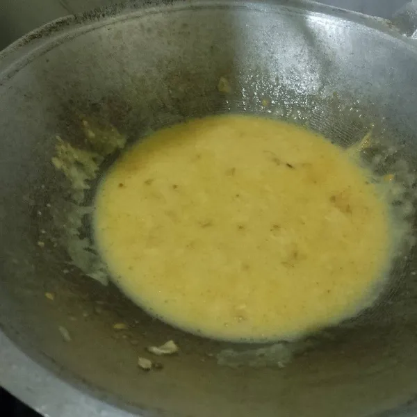 Panaskan minyak, lalu tumis bawang putih sampai harum, masukkan saus telur asin. Aduk sampai mengental dan kadar airnya berkurang. Jangan lupa tes rasa!