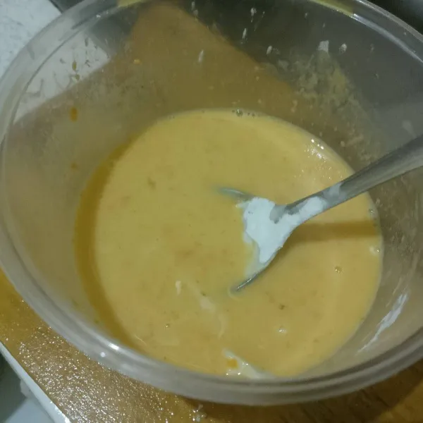 Aduk jadi satu bahan saus telur asin, kecuali bawang putih.