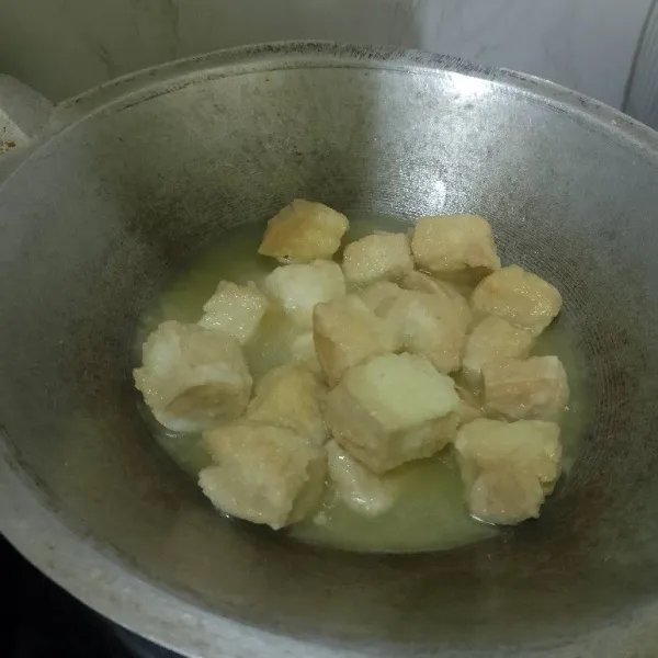 Goreng tahu sampai kering crispy.