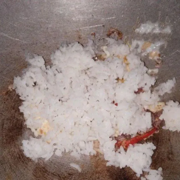 Langkah selanjutnya masukan nasi seasoning dengan bumbu yang sudah tertera di atas aduk sampai tercampur rata dan jangan lupa koreksi rasa.