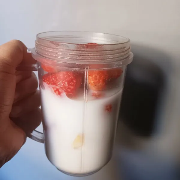 Tambahkan strawberry beku, strawberry segar dan semua bahan tersisa.