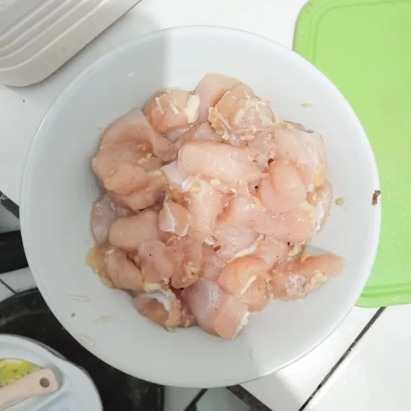 Potong dadu ayam, marinasi selama 15-30 menit.