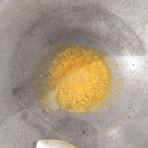 Lelehkan margarin, tumis bawang putih sampai matang.