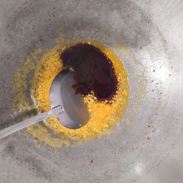 Masukkan saos, aduk rata.