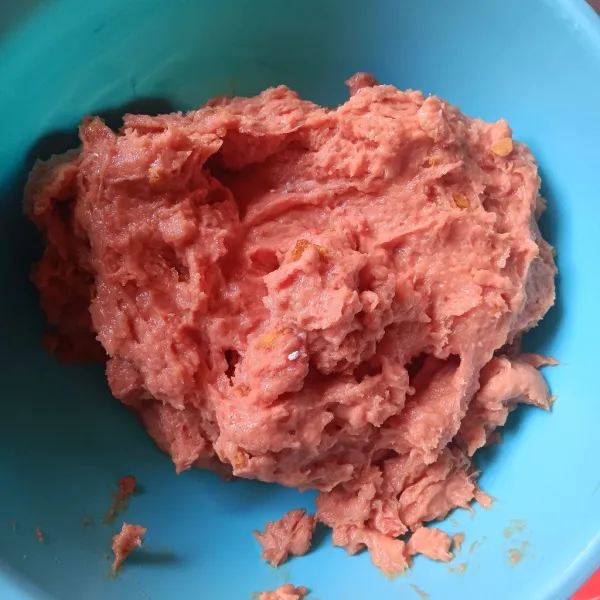 Adonan bakso bisa di stok. Bungkus adonan perporsi kemudian bekukan di freezer.