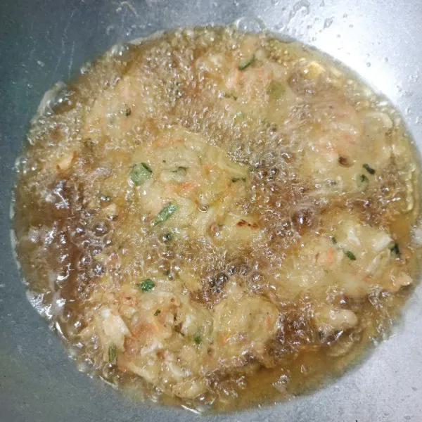 Goreng bakwan hingga matang.