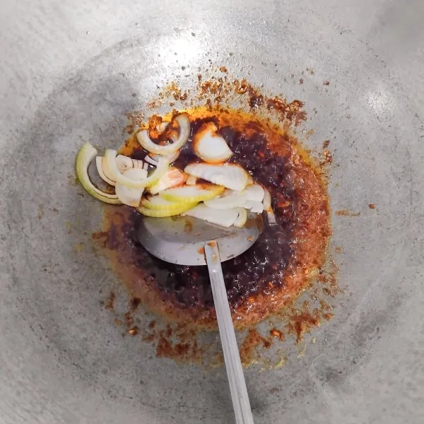 Masukkan bawang bombay, masak sampai layu.