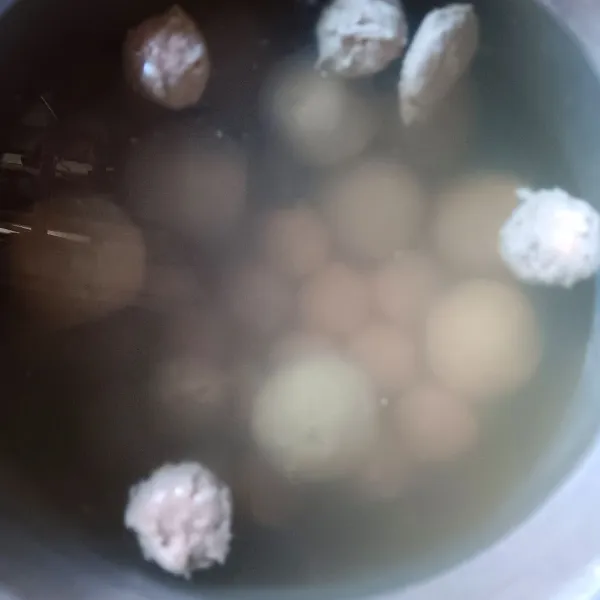 Bentuk adonan menkadi bakso yang kamu mau. Masukkan ke dalam air panas. Setelah selesai baru direbus sampai mengapung.