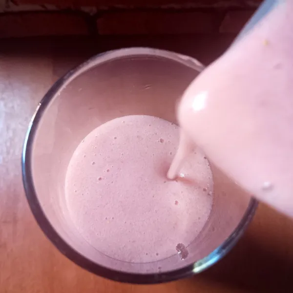 Siapkan dua gelas saji, tambahkan es batu dan tuang jus kedalamnya.