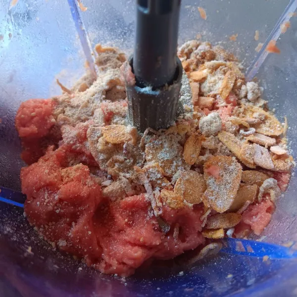 Tambahkan semua bahan kecuali tepung kanji dan baking powder. Haluskan sampai adonan halus dan lengket.