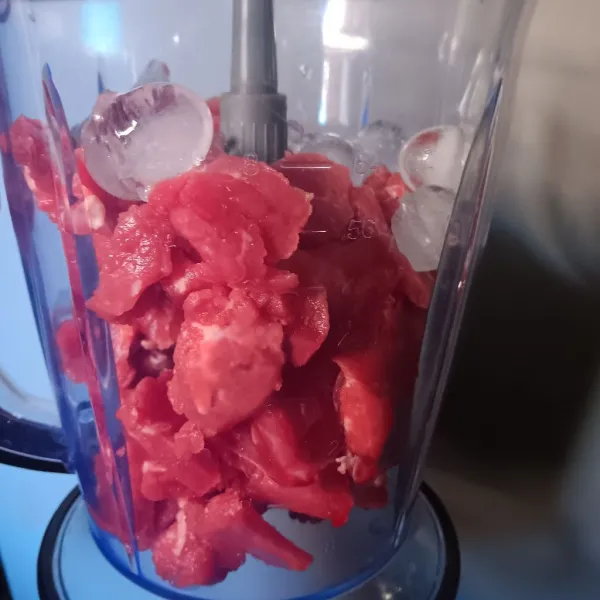 Iris daging kecil-kecil, masukkan ke gelas chopper/blender tambahkan es batu. Jika chopper/blendermu tidak muat untuk sekali blend, kamu bisa membaginya menjadi 2-3 sesi penggilingan.