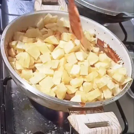 Masukkan kentang yang sudah digoreng, aduk rata