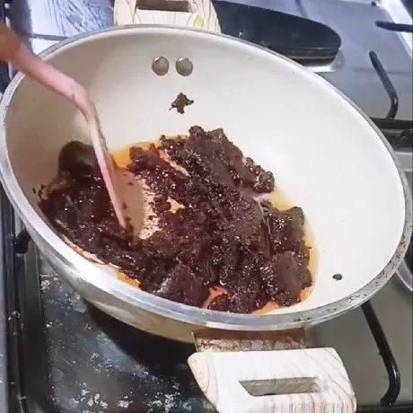 Tumis bumbu dan daun jeruk hingga matang dan harum