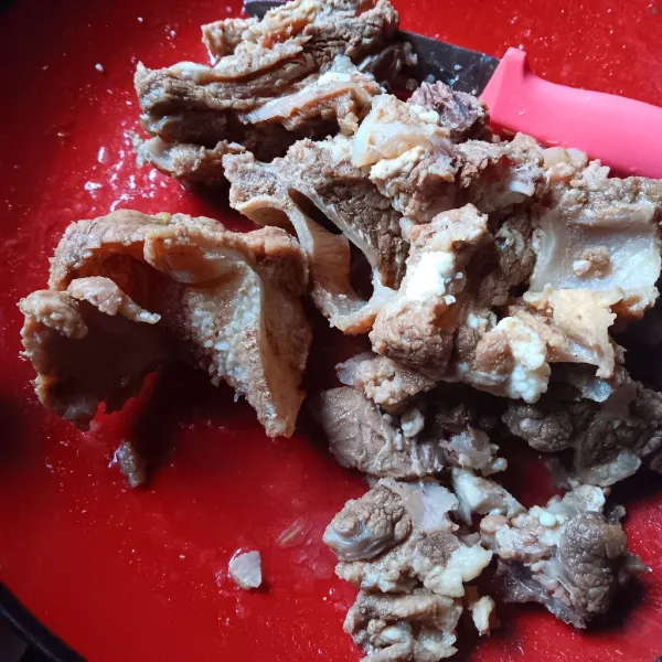 Untuk daging nya bisa pisahkan dari tulangnya dan potong kecil-kecil. Tulangnya masukkan kembali ke kuah.