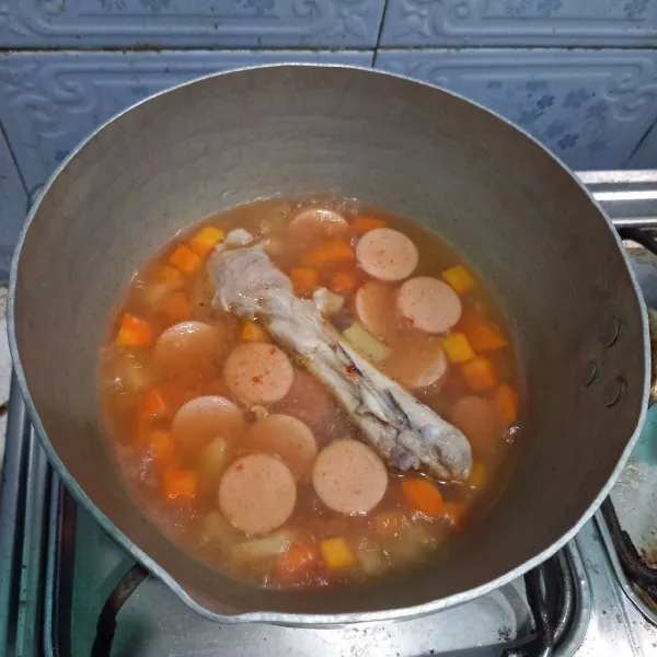 Masukkan sosis beserta bumbunya.