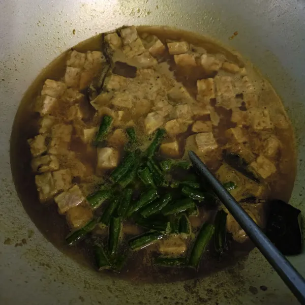 Lalu masukkan kacang panjang, biarkan mendidih