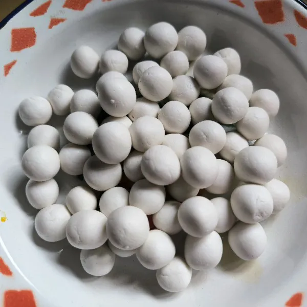 Ambil adonan secukupnya lalu bentuk adonan menjadi bulat.