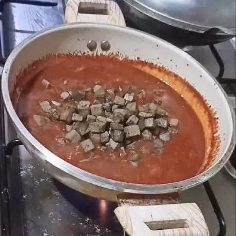 Masukkan ati yang sudah direbus aduk hingga rata