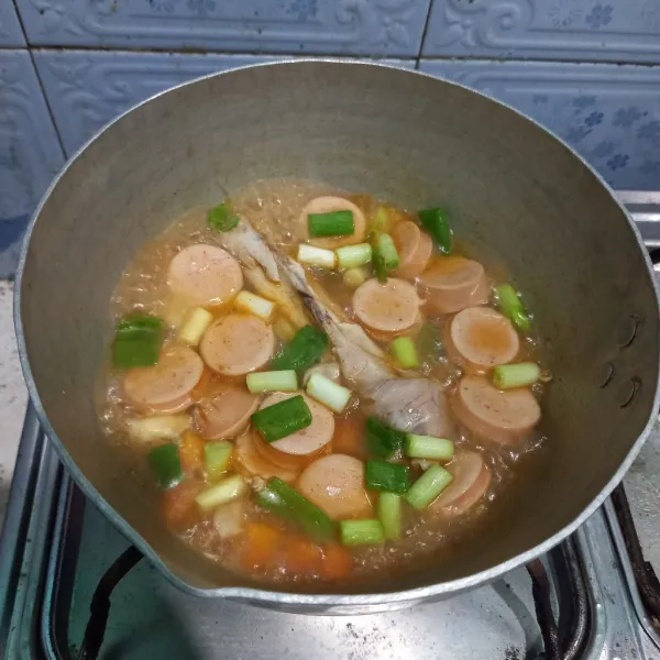 Masukkan potongan daun bawang. Makanan siap untuk dihidangkan.