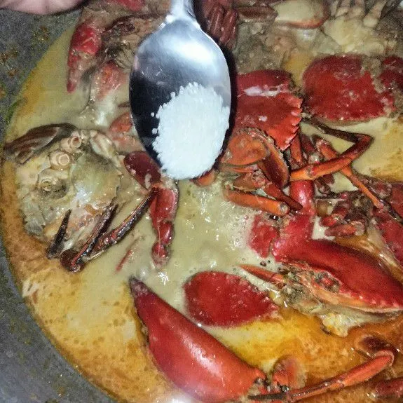 Berikan bumbu penyedap, dan koreksi rasa