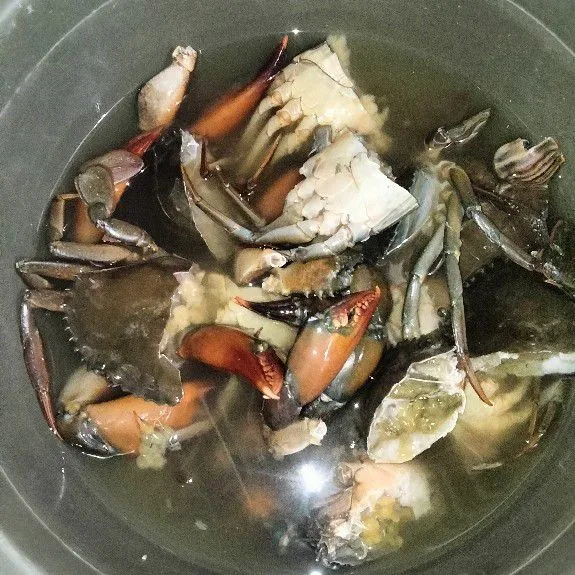 Bersihkan kepiting dan potong sesuai selera