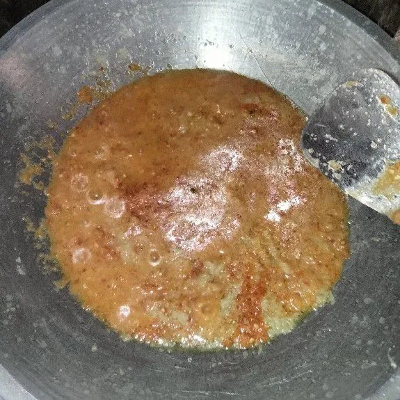 Tumis bumbu yang sudah di blender halus hingga harum dan masukkan daun jeruknya ( tips, blender dan tumis terlebih dahulu lengkuas,kemiri,serai, hingga harum, baru tumis bahan bumbu selanjutnya)