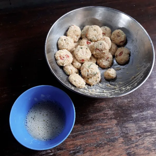 Bentuk bulat adonan dan pipihkan, kocok lepas bahan pelapis.