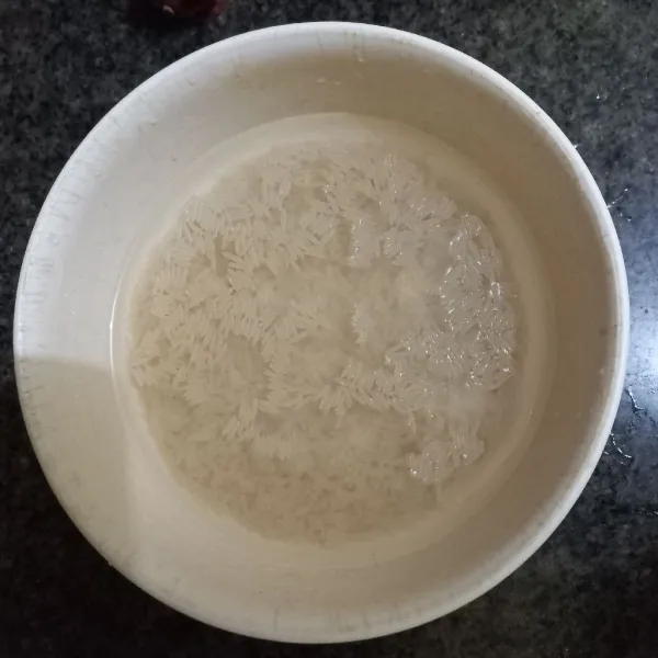 Rendam beras basmati selama 15 menit.