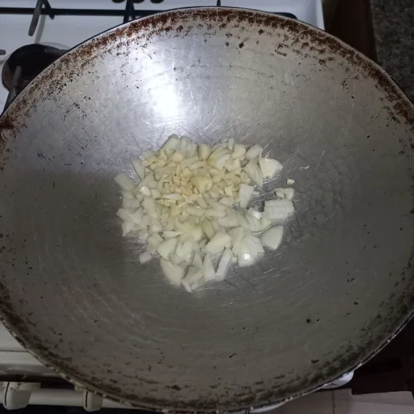 Tumis bawang bombay dan bawang putih cincang hingga harum.