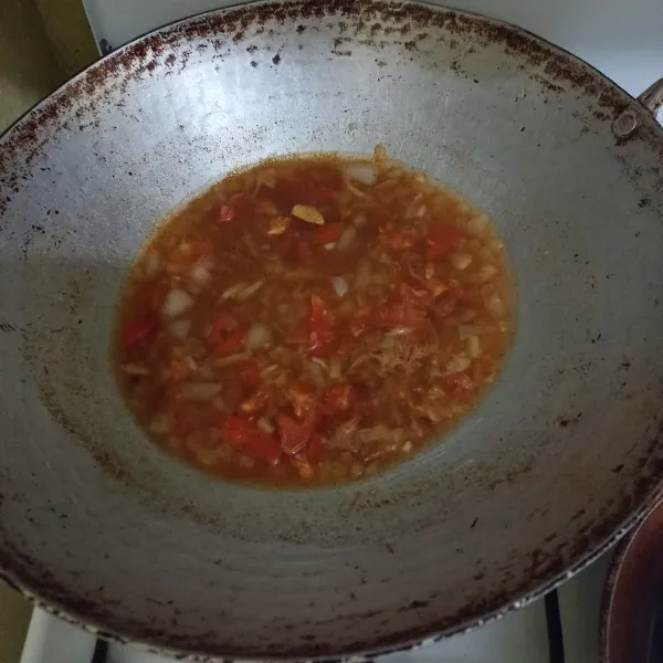 Masukan air, tomat cincang, saus tomat, garam dan bumbu nasi bukhari masak hingga meletup.