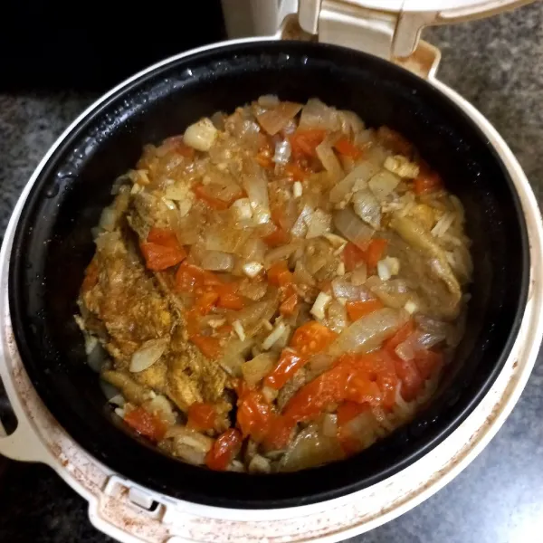 Masak nasi hingga matang.