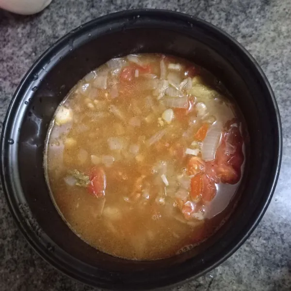 Beri bumbu nasi bukhari, lalu tutup magicom.