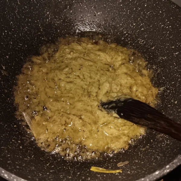 Tumis bumbu halus sampai benar-benar matang.