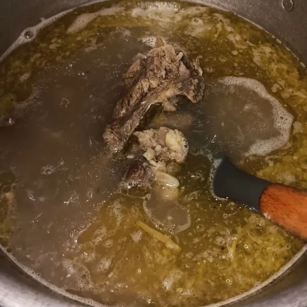 Tuang ke dalam rebusan buntut. Tambahkan garam, masak hingga buntut empuk, lalu cek rasa.