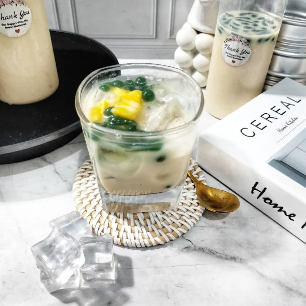 Kemudian, masukkan kuahnya ke dalam botol dan sajikan di dalam gelas yang berisi es batu!