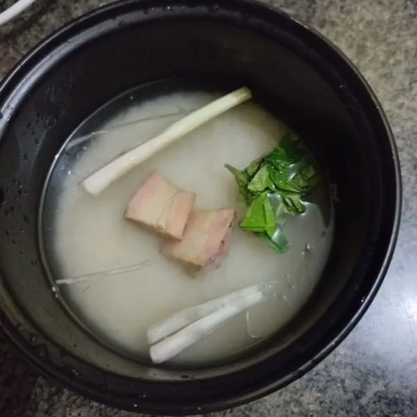 Tambahkan lengkuas, serai geprek, dan daun salam.