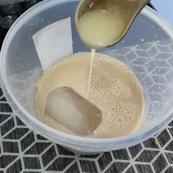 Kemudian, campurkan gula aren dan susu kental manis. Aduk sampai rata.