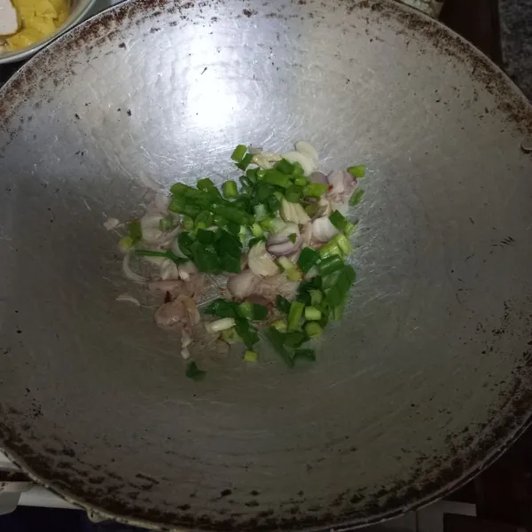 Masukan irisan bawang daun, aduk rata masak hingga layu, sisihkan.