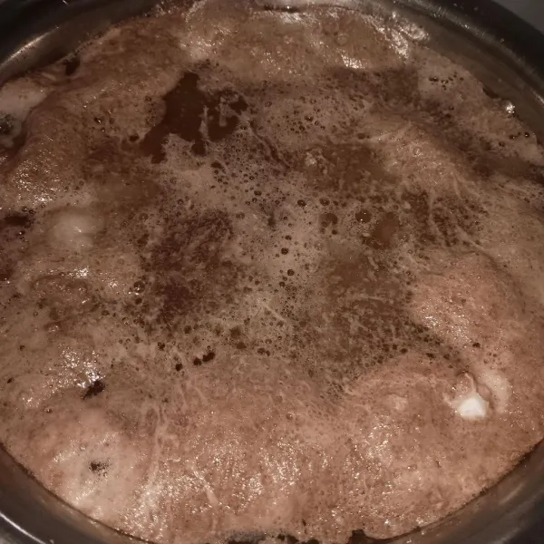 Rebus buntut dengan 1 liter air hingga keluar busa. Matikan api, angkat, lalu bilas hingga bersih.