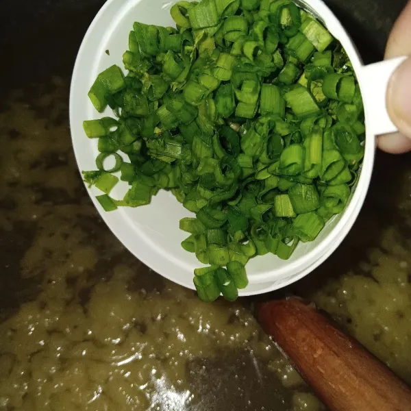 Terakhir masukkan irisan bawang pre dan seledri. Aduk-aduk dan matikan api.