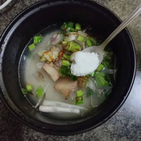 Beri garam dan kaldu jamur secukupnya.