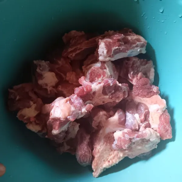 Cuci bersih buntut sapi, jika perlu buang lemak yang menempel agar kuahnya nanti tidak terlalu berminyak.