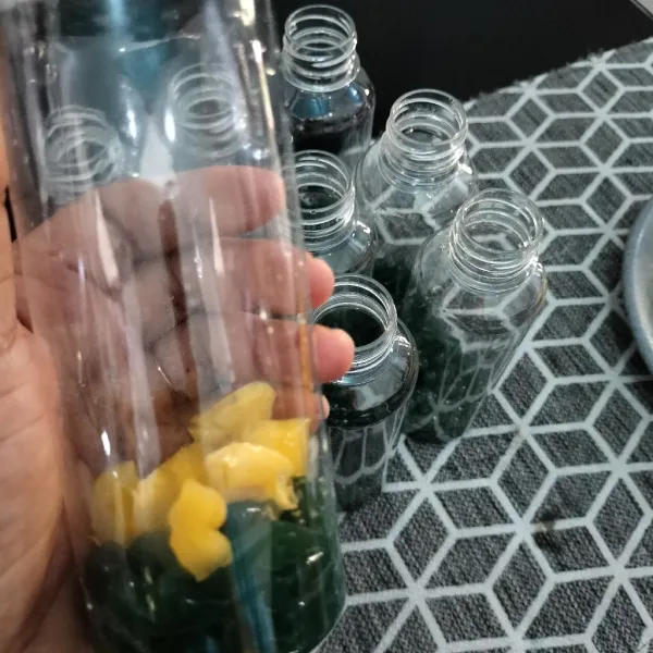 Kemudian, masukkan dawet kecebong dan irisan nangkanya ke dalam botol.