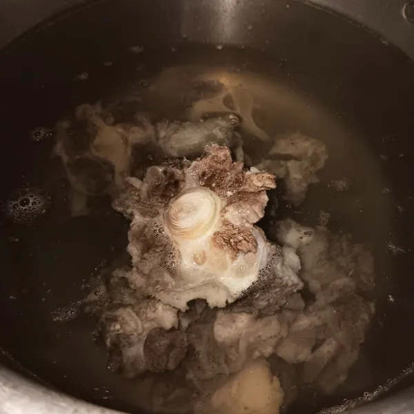 Didihkan 1,3 liter air. Kecilkan api ke sedang, lalu masukkan buntut dan kaldu sapi bubuk.